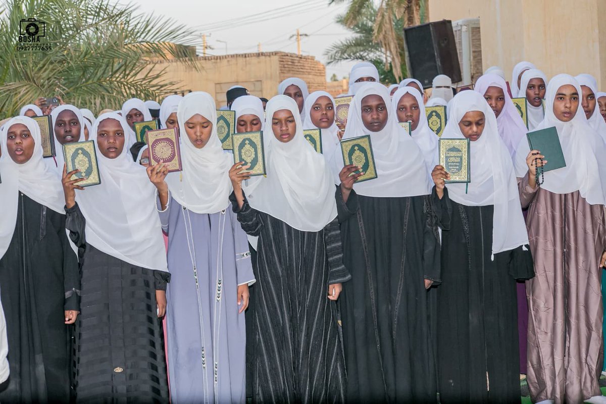 نظّم مركز إسْلانج للدعوة – التابع لدائرة تحفيظ ومدارسة القرآن الكريم والسنة النبوية – احتفالاً بتخريج الدفعة الثالثة من حفاظ وحافظات كتاب الله، والبالغ عددهم 114 حافظًا وحافظة. 
#السودان 
#السودان_ينتصر