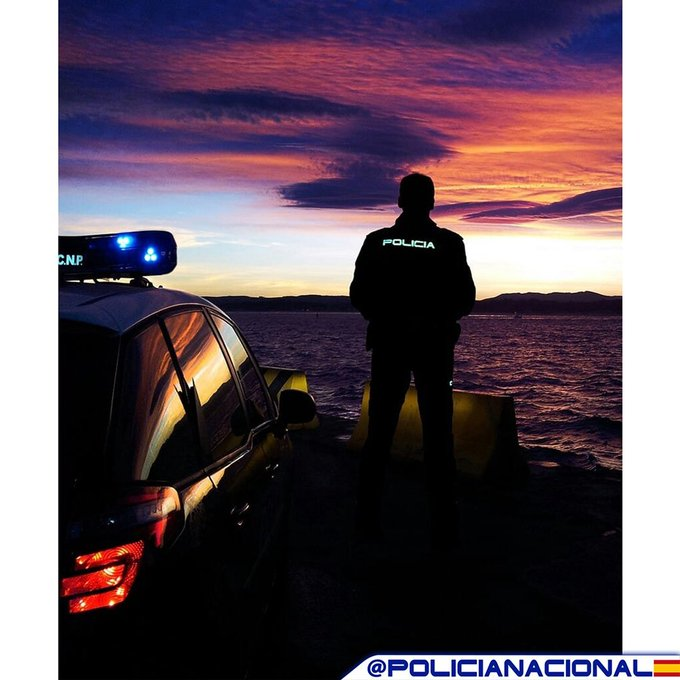 policia's tweet image. 💙El uniforme no duerme

💙La vocación no descansa

👮‍♀️👮Hoy, como siempre, estamos en la calle por ti

🌙#Buenasnoches