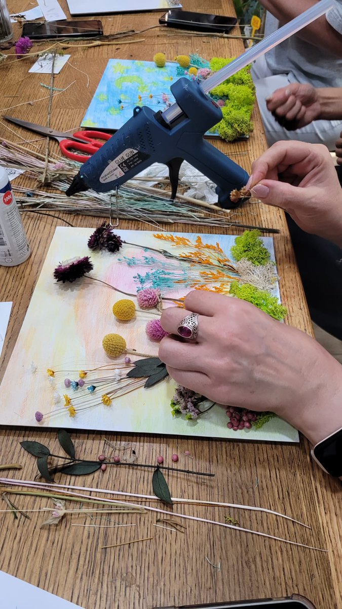CEAR_Andalucia's tweet image. 🌻 El verano es tiempo para florecer juntas
En #Plantlovermalaga disfrutamos de un taller de flores secas, aprendiendo, creando y compartiendo una tarde preciosa
🤝 Estos espacios van más allá del ocio: fortalecen vínculos y promueven la inclusión de personas refugiadas