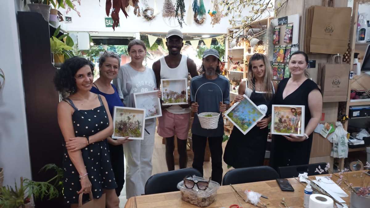 CEAR_Andalucia's tweet image. 🌻 El verano es tiempo para florecer juntas
En #Plantlovermalaga disfrutamos de un taller de flores secas, aprendiendo, creando y compartiendo una tarde preciosa
🤝 Estos espacios van más allá del ocio: fortalecen vínculos y promueven la inclusión de personas refugiadas