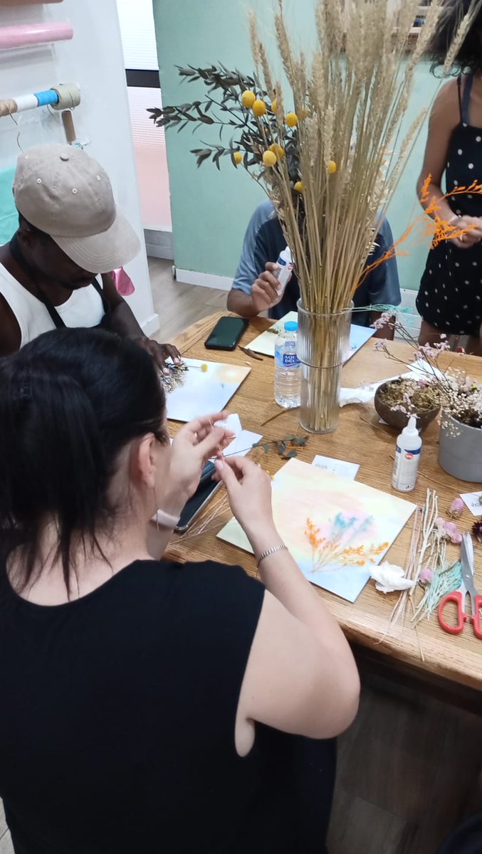 CEAR_Andalucia's tweet image. 🌻 El verano es tiempo para florecer juntas
En #Plantlovermalaga disfrutamos de un taller de flores secas, aprendiendo, creando y compartiendo una tarde preciosa
🤝 Estos espacios van más allá del ocio: fortalecen vínculos y promueven la inclusión de personas refugiadas