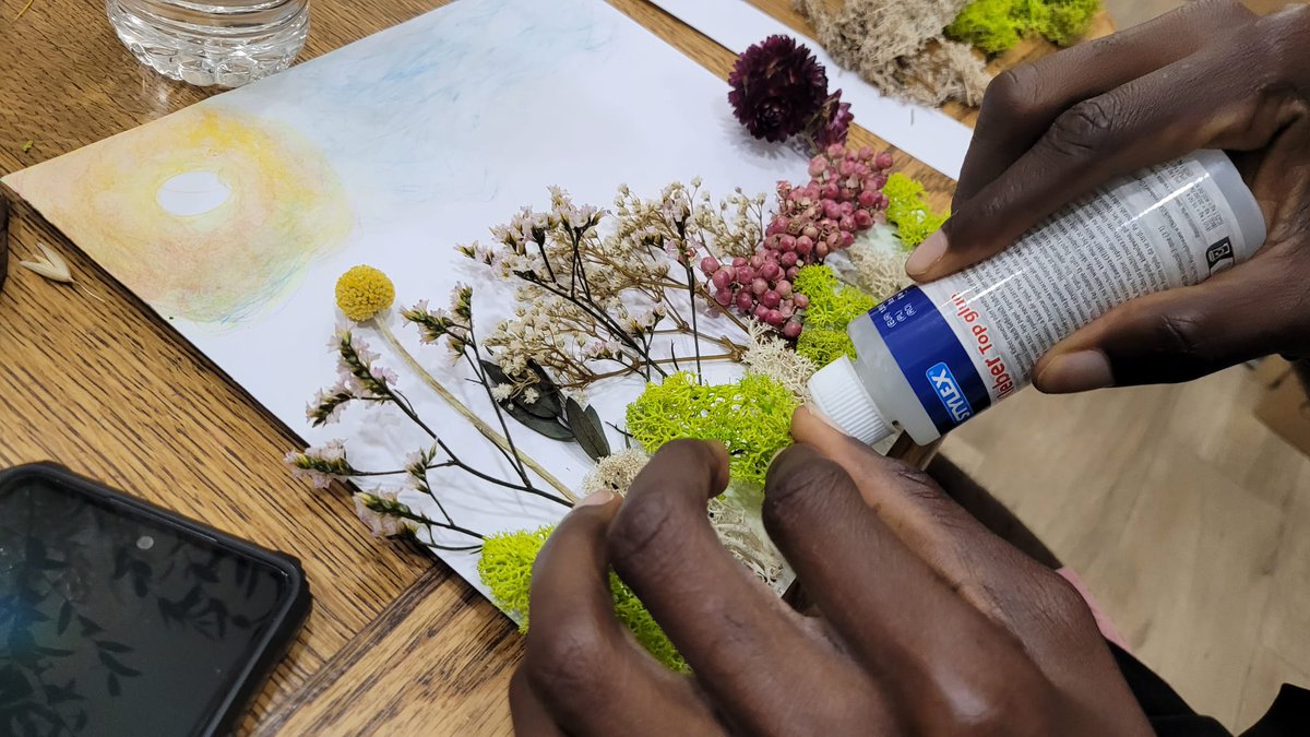 CEAR_Andalucia's tweet image. 🌻 El verano es tiempo para florecer juntas
En #Plantlovermalaga disfrutamos de un taller de flores secas, aprendiendo, creando y compartiendo una tarde preciosa
🤝 Estos espacios van más allá del ocio: fortalecen vínculos y promueven la inclusión de personas refugiadas