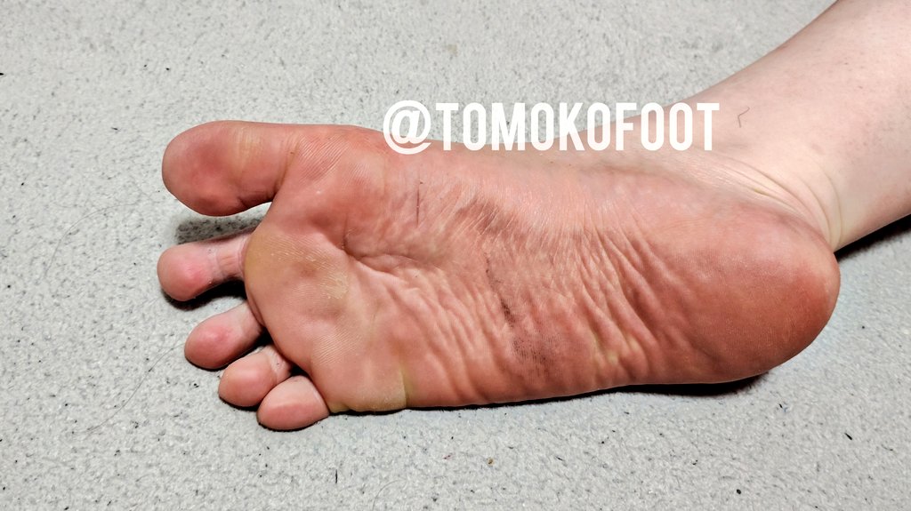 １日でこんな汚れる…？
汗が染み染みだよ…
#足裏 #足フェチ