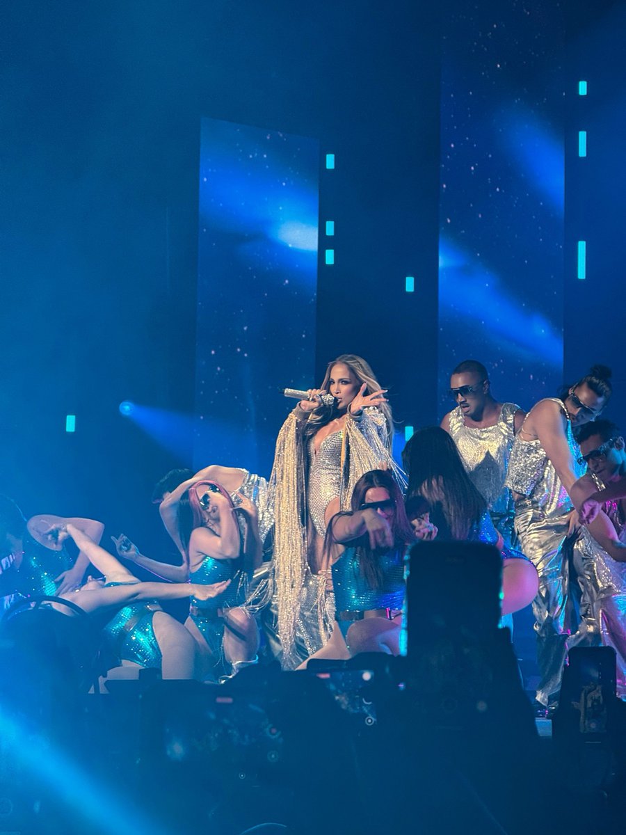 UKJoel's tweet image. 🇪🇸🪭UP ALL NIGHT MADRID🪭🇪🇸
The energy of the opening of @jlo Up All Night tour is insane! On The Floor is such a bold choice as an opener - it unleashed 18000 people’s energy & that energy was unrelenting for over 2 hrs!
Jennifer Lopez, you will always be the ultimate pop icon