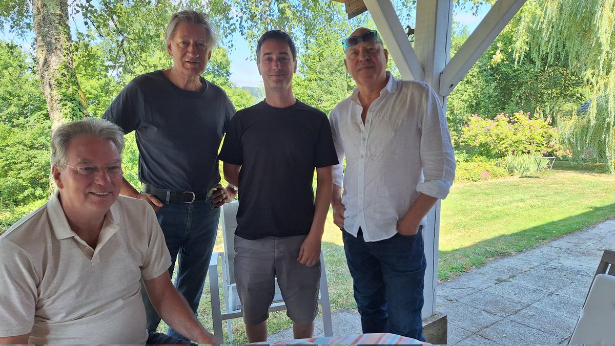 Pieter Waterdrinker (@waterdrinkerp) on Twitter photo Op geopolitiek inspectiebezoek bij <a href="/ajboekestijn/">Arend Jan Boekestijn</a> en <a href="/robdewijk/">rob de wijk</a> en <a href="/hugoreitsma/">Hugo Reitsma</a> op geheim landgoed in Frankrijk... Op geopolitiek inspectiebezoek bij <a href="/ajboekestijn/">Arend Jan Boekestijn</a> en <a href="/robdewijk/">rob de wijk</a> en <a href="/hugoreitsma/">Hugo Reitsma</a> op geheim landgoed in Frankrijk...