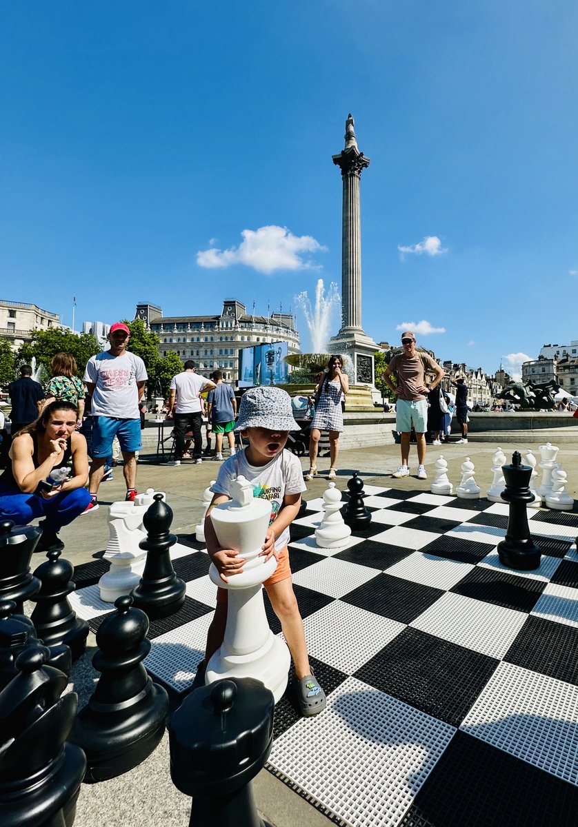 Chess_Fest's tweet image. What a scorcher! Yesterday&apos;s #ChessFest saw over 20k descend on Trafalgar Square and play tens of thousands of games of chess. 40 of our tutors delivered over a thousand free lessons and over 800 members of the public took up the gauntlet in our &quot;Challenge the Master&quot; tent. (1/2)