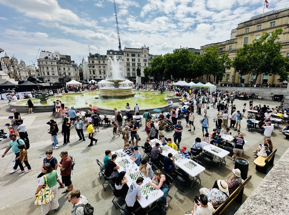 Chess_Fest's tweet image. What a scorcher! Yesterday&apos;s #ChessFest saw over 20k descend on Trafalgar Square and play tens of thousands of games of chess. 40 of our tutors delivered over a thousand free lessons and over 800 members of the public took up the gauntlet in our &quot;Challenge the Master&quot; tent. (1/2)