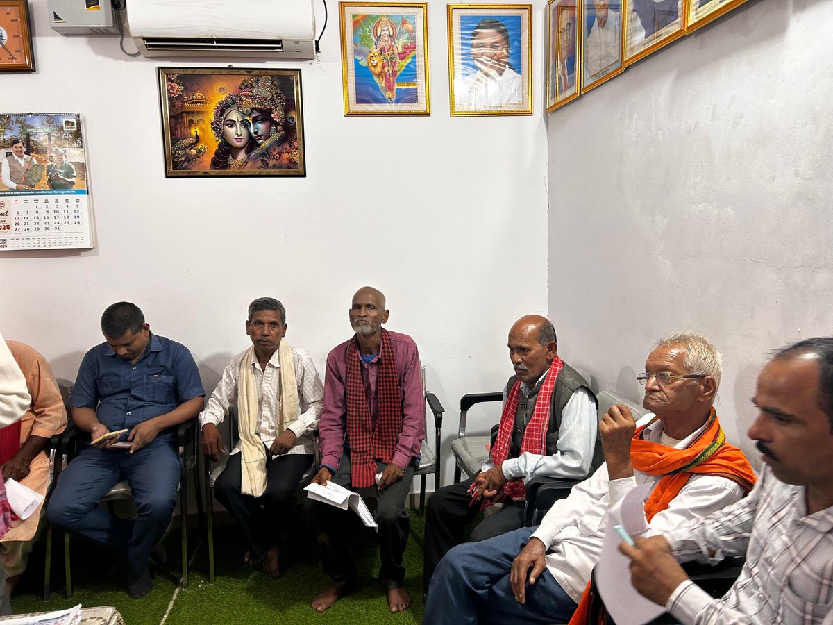 PradeepPatelBJP's tweet photo. #मऊगंज_विधानसभा
आज अपने निज निवास कार्यालय पर मऊगंज विधानसभा क्षेत्र से पधारें कई आगन्तुकों से आत्मीय भेंट एवं संवाद हुआ।
जनता का ये स्नेह, विश्वास और अपनापन ही मेरी सबसे बड़ी पूंजी है।
जनसेवा ही मेरा संकल्प है।
#PradeepPatel #जनसेवा #मऊगंज_विधानसभा https://t.co/G7btKFDVVW