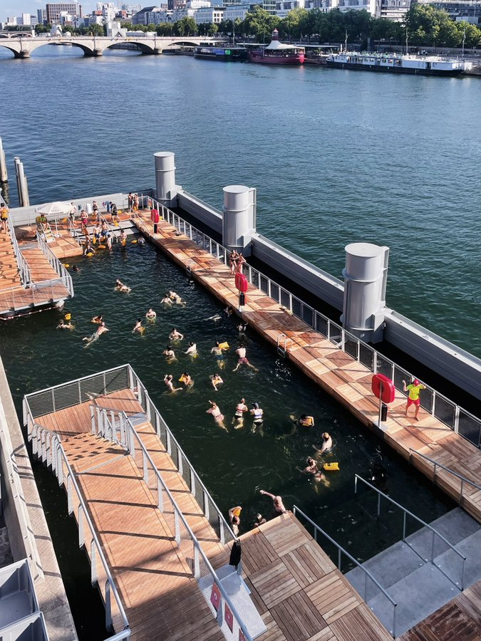 Seine : installation de taille démesurée pour le petit nombre de baigneurs (ici une trentaine). Près de 14 millions d'euros dépensés pour l'aménagement et l'exploitation des trois sites parisiens.