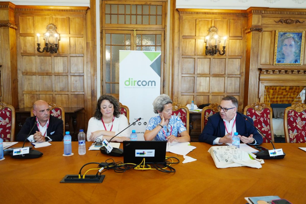 Dircom (@dircomspain) on Twitter photo “Periodistas y dircoms: aliados ante la #desinformación”.
Virginia Pérez Alonso, <a href="/inoriega/">Íñigo Noriega</a> y <a href="/briz_juan/">Juan Briz Matesanz</a> debaten hoy en el #CursoDircomUIMP sobre cómo sumar esfuerzos y defender la verdad.
Modera: Paz Uruñuela, directora de Contenidos de Dircom “Periodistas y dircoms: aliados ante la #desinformación”.
Virginia Pérez Alonso, <a href="/inoriega/">Íñigo Noriega</a> y <a href="/briz_juan/">Juan Briz Matesanz</a> debaten hoy en el #CursoDircomUIMP sobre cómo sumar esfuerzos y defender la verdad.
Modera: Paz Uruñuela, directora de Contenidos de Dircom