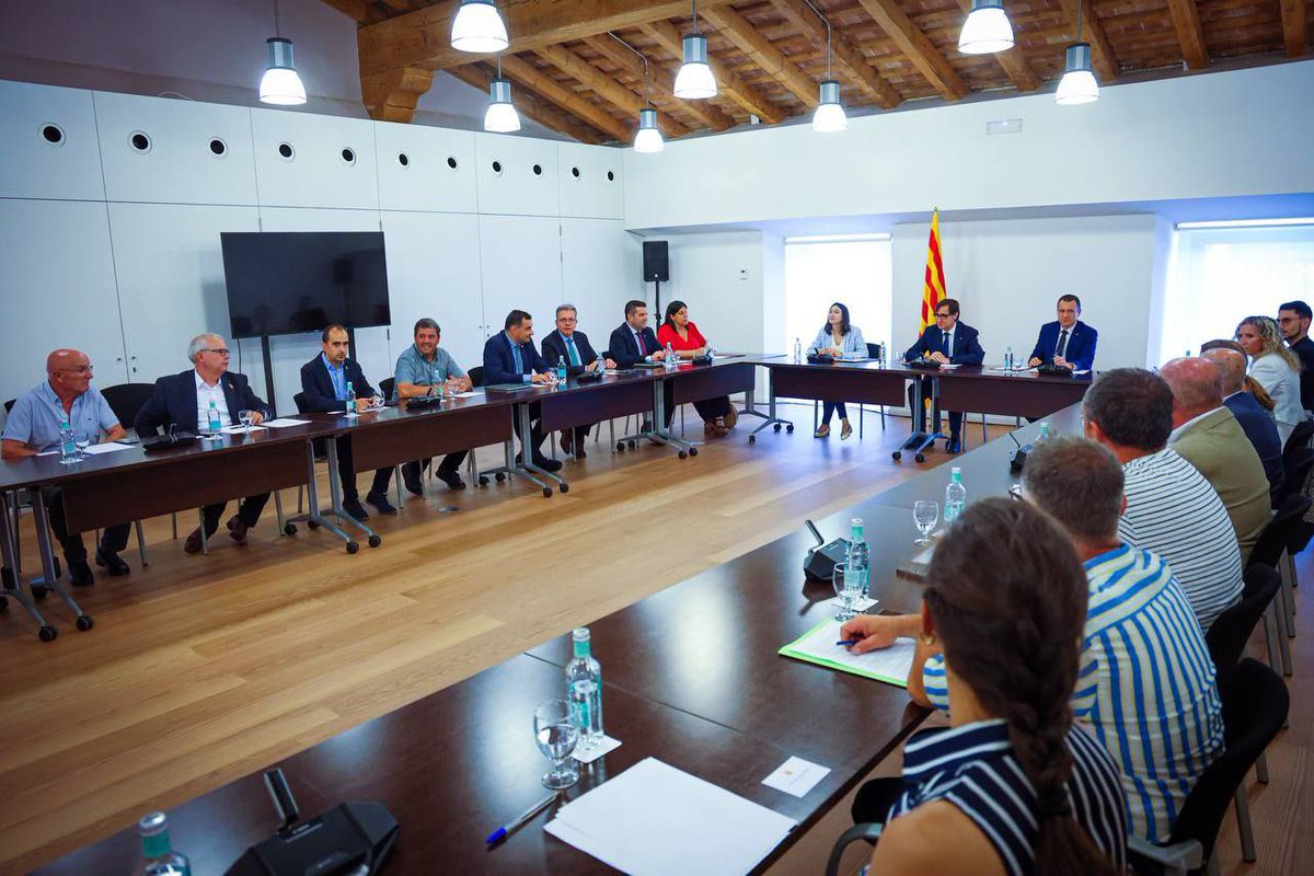Com hem vist les darreres setmanes, aquest serà un estiu complicat a conseqüència dels incendis. Avui ens hem reunit amb els alcaldes i les alcaldesses dels municipis afectats per l'incendi de la Segarra. El Govern està i estarà al seu costat per atendre les seves necessitats.