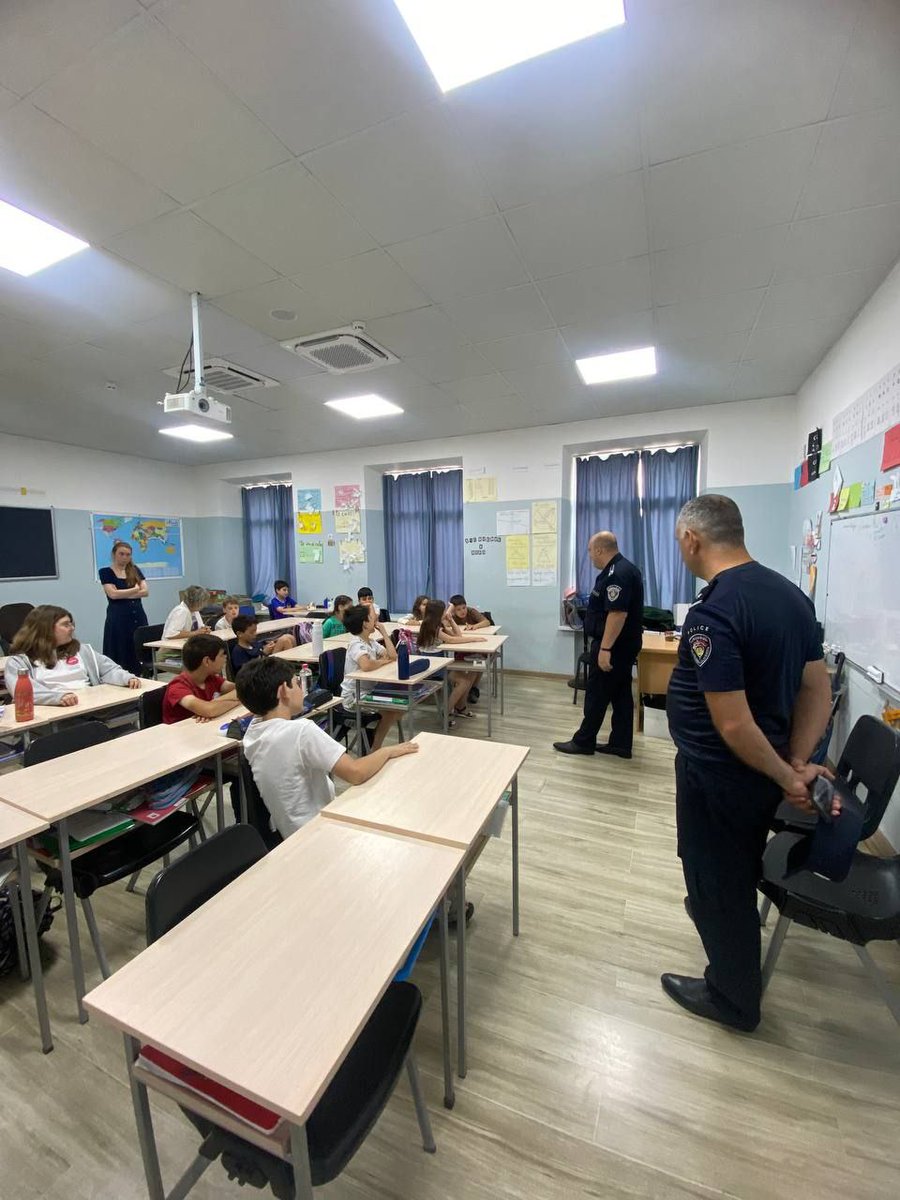 UnionOperatorAM's tweet image. Another meeting was held at the  French School Anatole France on children&apos;s safety—both in the real and online world. The session was conducted by E.Petrosyan, Head of the Professional Methodological Support Dpt of the RA Ministry of Internal Affairs’ Community Police Directorate