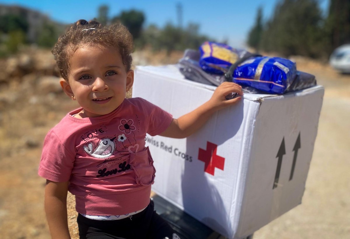 SYRedCrescent's tweet image. 📍#Hama
The @SYRedCrescent, with support from the @RotesKreuz_CH & @krcs_org_kw, is distributing food and blankets to 450 families in Tal Wasit, Mansoura, Daqmaq, Foro, and Al-Sarmaniya.
This aid is part of an emergency response to support returnees from northern #Syria.