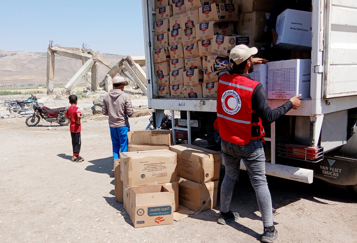 SYRedCrescent's tweet image. 📍#Hama
The @SYRedCrescent, with support from the @RotesKreuz_CH & @krcs_org_kw, is distributing food and blankets to 450 families in Tal Wasit, Mansoura, Daqmaq, Foro, and Al-Sarmaniya.
This aid is part of an emergency response to support returnees from northern #Syria.