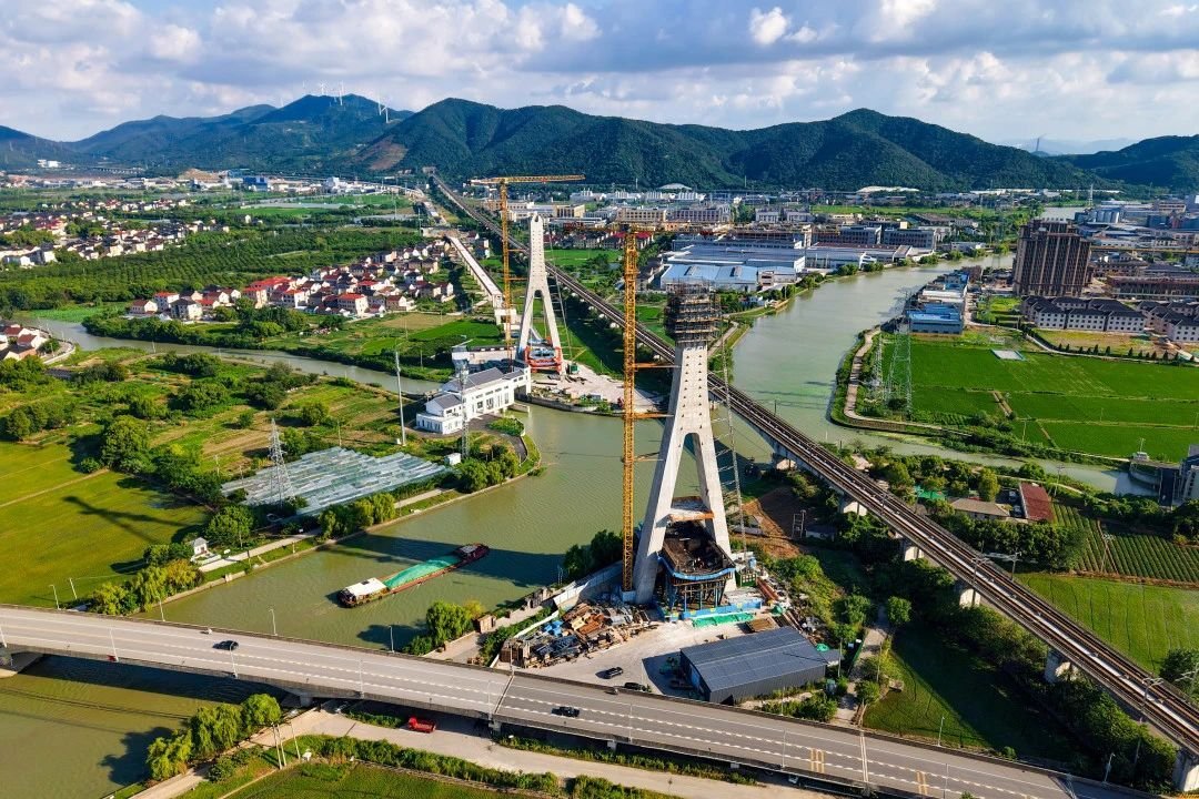 JRUrbaneNetwork's tweet image. Both Changxing Bridge main towers have topped out today. The Changxing Bridge carries 160kph regional rail trains on the Rudong-Nantong-Suzhou-Huzhou railway over a shipping canal using a 240m long cable stayed main span. Some regional trains on this line will head to Shanghai.