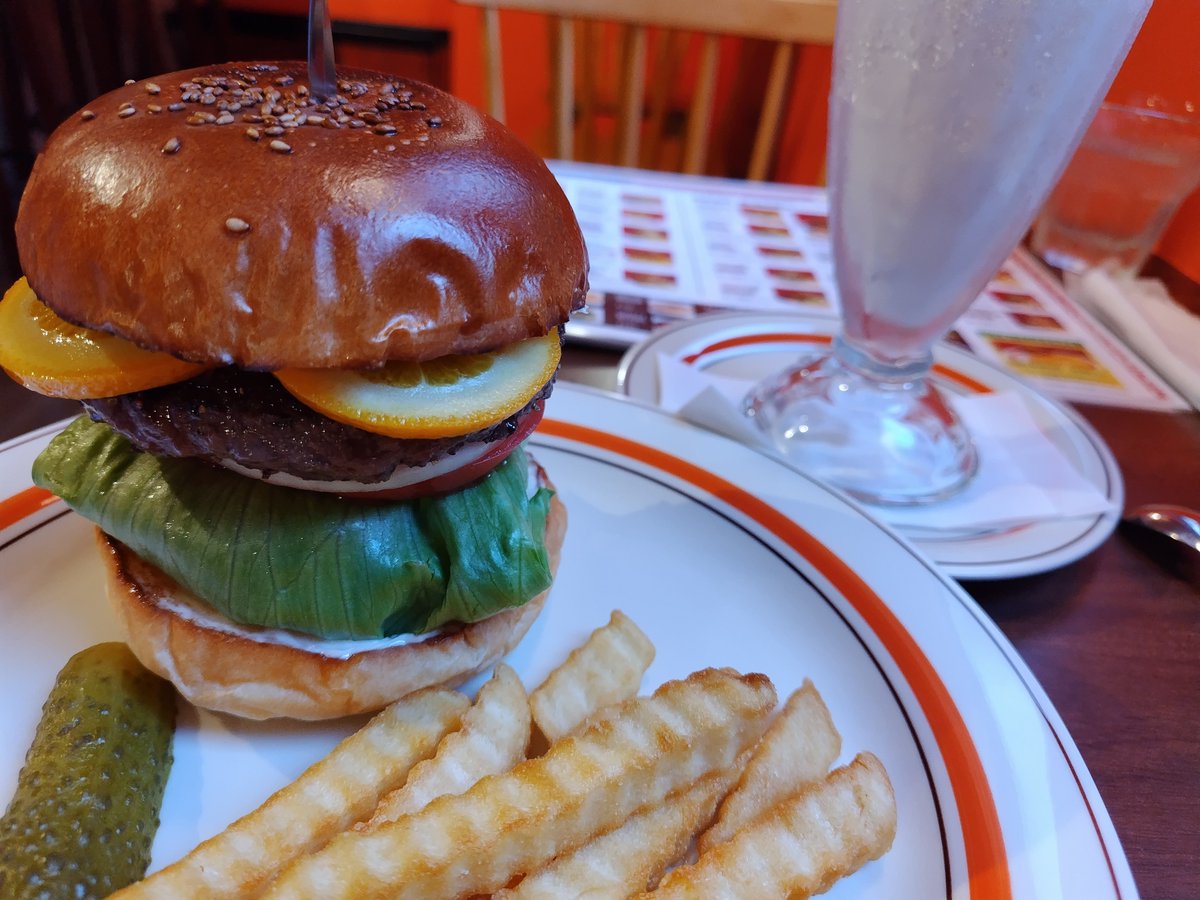 ハンバーガーショップ富吉＠六本松でオレンジサワークリームバーガー＆杏仁シェイク注文。

福岡中心部で今一番美味しいハンバーガーと言ってもいい。
近くにバーガーチェーン店がオープンしたが、むしろ比較できて味を求める人ならこちらに来るだろう。
シェイクもこだわりあるので注文はマスト！