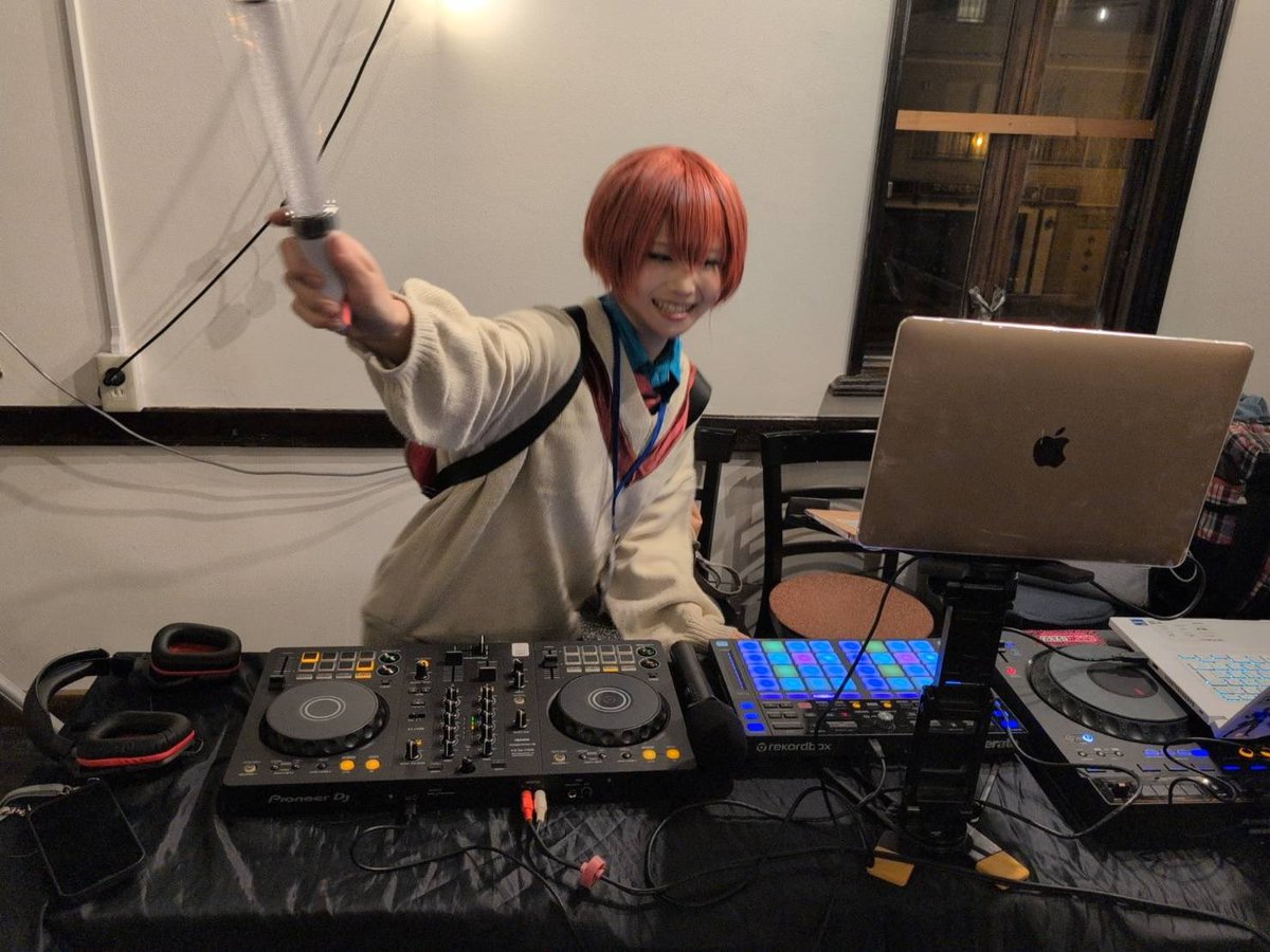 初北海道イベントー！

函館で開催されたアニメイベントおもちゃ函にてDJ出演をさせて頂きました✨️
まだまだ駆け出しですが、みんな盛りあがってくれて楽しくDJさせていただきました(,,&gt;  &lt;,,)

今後もアニソンDJとして色々なイベントに出れるように頑張ります✨️

#おもちゃ函 #ハコダテコスプレ