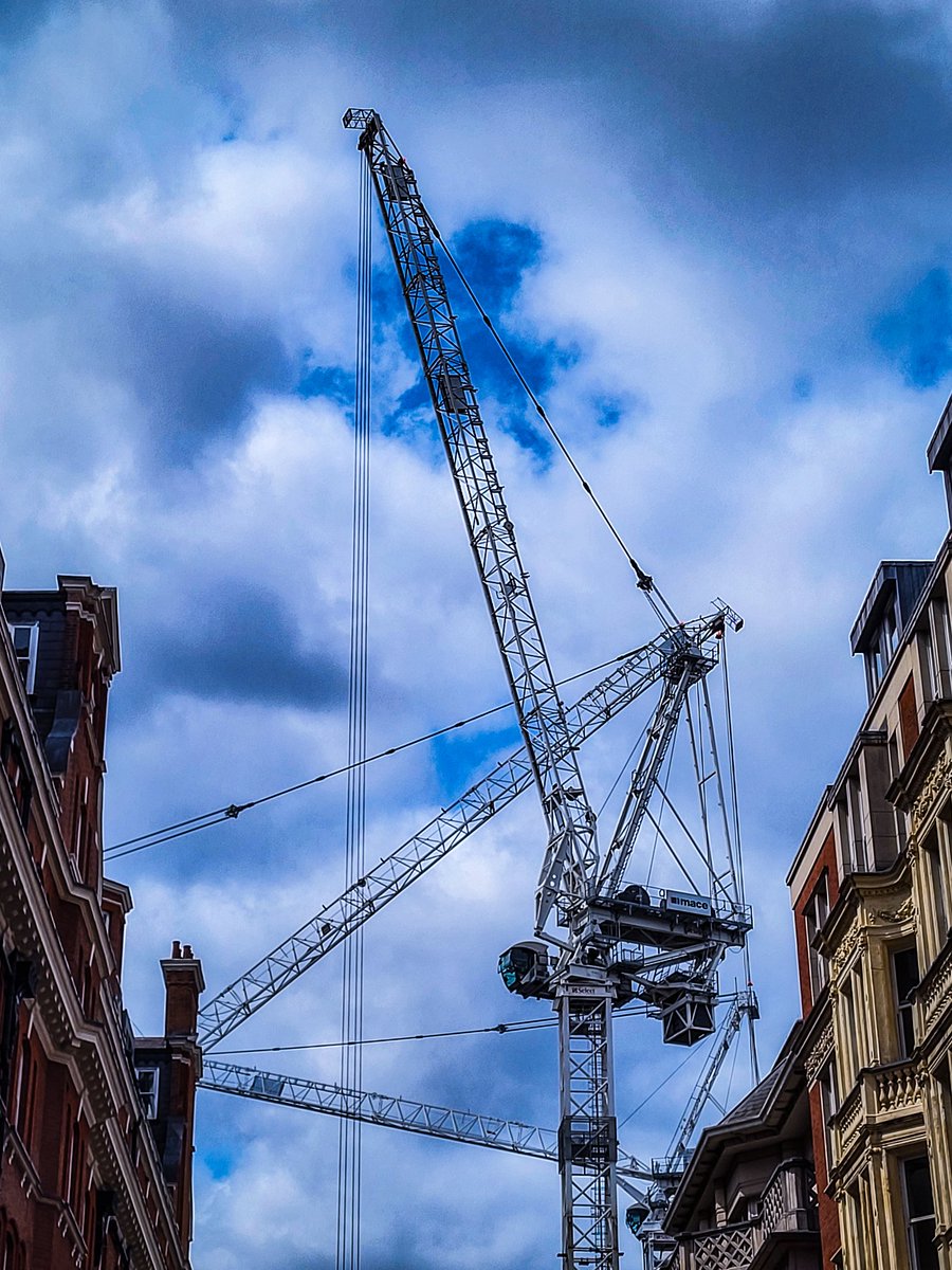 AdamYamey's tweet image. A #crane swung above #Berkeley Square