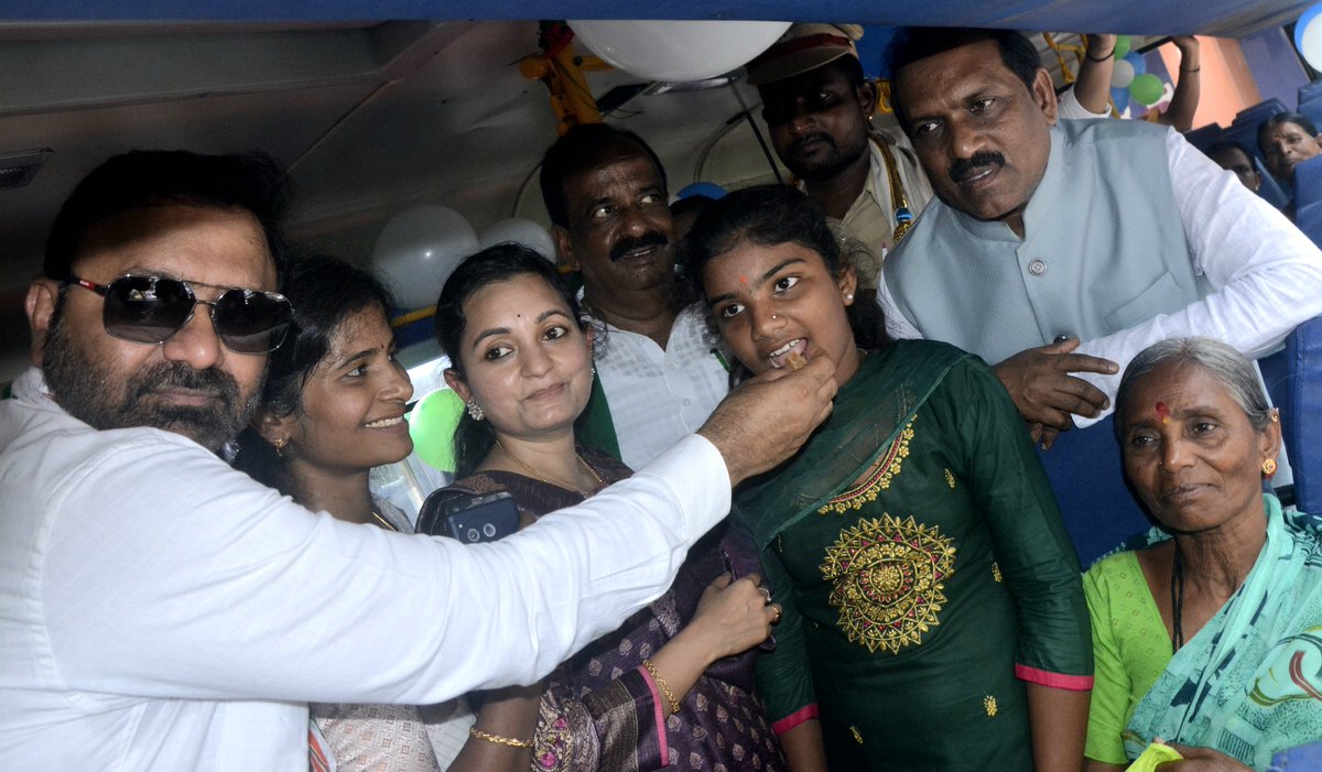 ಇಂದು ಹೊಸೂರು ಬಸ್ ನಿಲ್ದಾಣದಲ್ಲಿ ಶಕ್ತಿ ಯೋಜನೆಯಡಿ ಇಲ್ಲಿಯವರೆಗೆ #500 ಕೋಟಿ ಮಹಿಳೆಯರು ಉಚಿತ ಪ್ರಯಾಣ ಮಾಡಿರುವ  ಹಿನ್ನಲೆಯಲ್ಲಿ  ಬಸ್ ಗಳಿಗೆ ಪೂಜೆ &amp; ಪ್ರಯಾಣಿಕರಿಗೆ ಸಿಹಿ ವಿತರಣೆ ಕಾರ್ಯಕ್ರಮ ಮಾಡಲಾಯಿತು. ಕಾರ್ಮಿಕ &amp; ಜಿಲ್ಲಾ ಉಸ್ತುವಾರಿ ಸಚಿವರು, ಶಾಸಕರು, ಸಂಸ್ಥೆಯ ವ್ಯವಸ್ಥಾಪಕ ನಿರ್ದೇಶಕರು, ಇನ್ನಿತರ ಗಣ್ಯರು ಉಪಸ್ಥಿತರಿದ್ದರು.