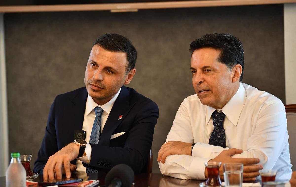 Esenyurt Belediye Başkanımız Prof. Dr. Ahmet Özer'in yargılandığı duruşmayı Silivri'de, yerinde takip ettik.

Başkanımızın haksız yere tutuklanmış olduğu, bugün mahkemenin verdiği tahliye kararıyla tescillenmiş oldu.

Ahmet hocamızın iftira ile tutuklandığı bir diğer dosyadan da