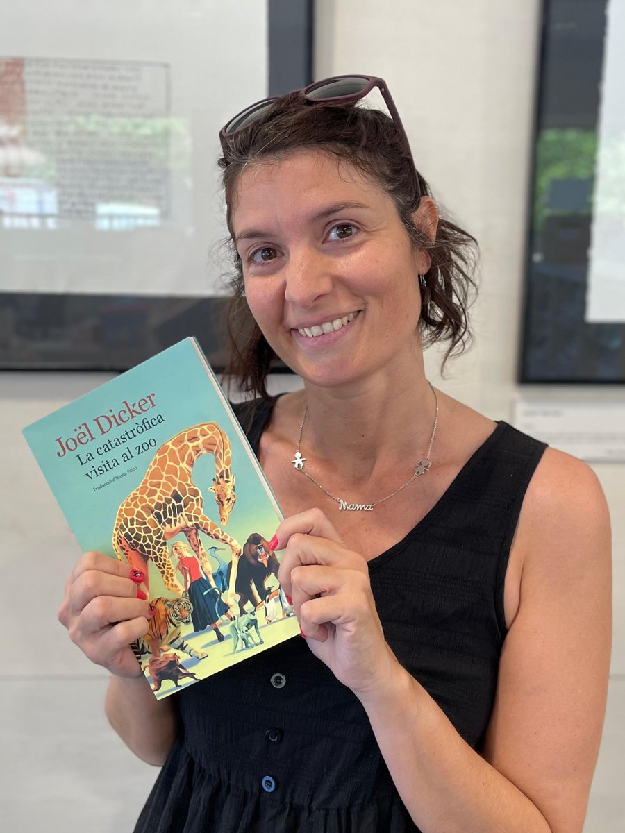 bmanresaab's tweet image. Divendres #mésquellibres #bibliotequesdeManresa l’Alba ❤️ recomana📖 “La catastròfica visita al zoo”/Joël Dicker, trad. Imma Falcó, La Campana 📚🔝

👉 Llegiu la recomanació sencera aquí tuit.cat/DgJOm 😉

#prescripciólectora #manresa #bibliotequesxbm #bibliotequesbbm