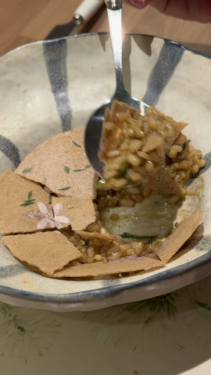 El menú verano del Restaurante El Invernadero es un despliegue de técnica, trabajo y talento donde el comensal disfrutará de productos nobles llevados a la categoría de excepcionales. Uno de mis restaurantes favoritos de siempre.

javiersgastro.com/el-menu-verano…