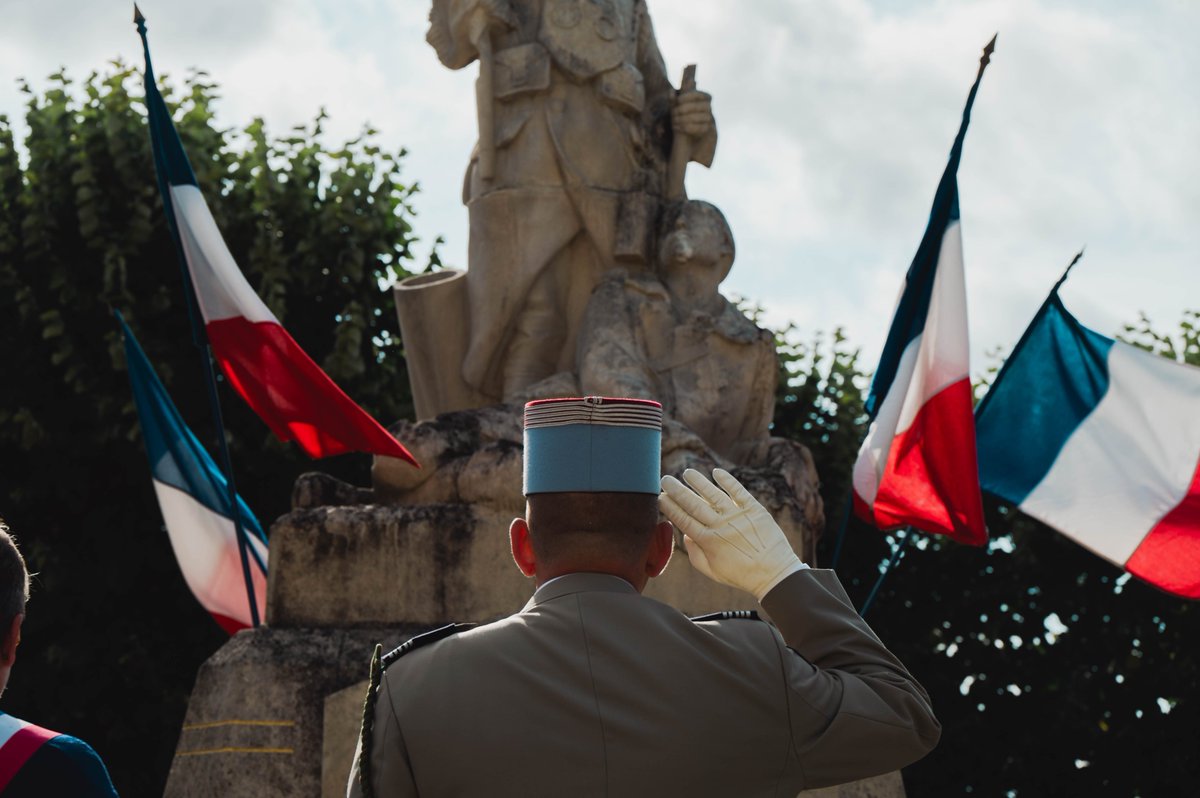 Au-delà des festivités et feux d'artifices🎆, le #14juillet  symbolise l'attachement des Français à leur nation. C'est un moment de mémoire, mais aussi de de cohésion et de fierté nationale. C'est donc tout naturellement que le 2RD s'est rassemblé ce matin à Fontevraud l'Abbaye.