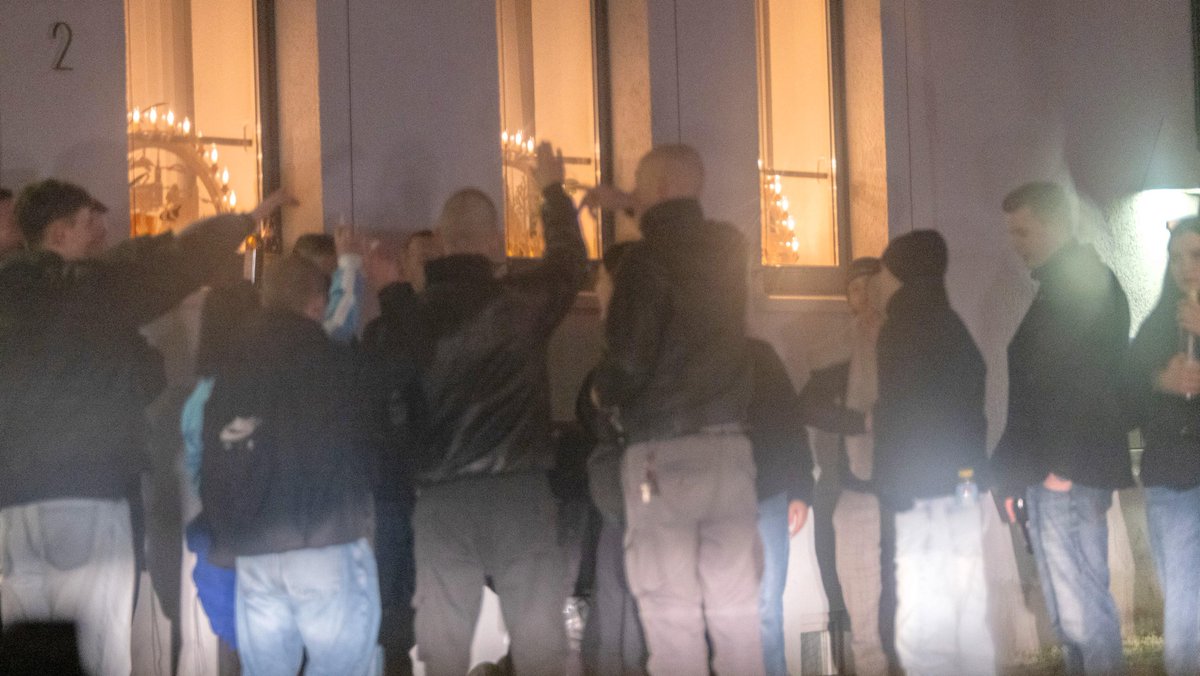 AIB (@antifainfoblatt) on Twitter photo Neue junge Neonazis
Radikale Normalität: Das offene Auftreten als Neonazi wird zunehmend wieder Teil einer selbstbewussten Jugendkultur mit hegemonialem Anspruch.
➔ t1p.de/xh3p0
Von: <a href="/naziwatchemnitz/">Naziwatch Chemnitz</a> Neue junge Neonazis
Radikale Normalität: Das offene Auftreten als Neonazi wird zunehmend wieder Teil einer selbstbewussten Jugendkultur mit hegemonialem Anspruch.
➔ t1p.de/xh3p0
Von: <a href="/naziwatchemnitz/">Naziwatch Chemnitz</a>