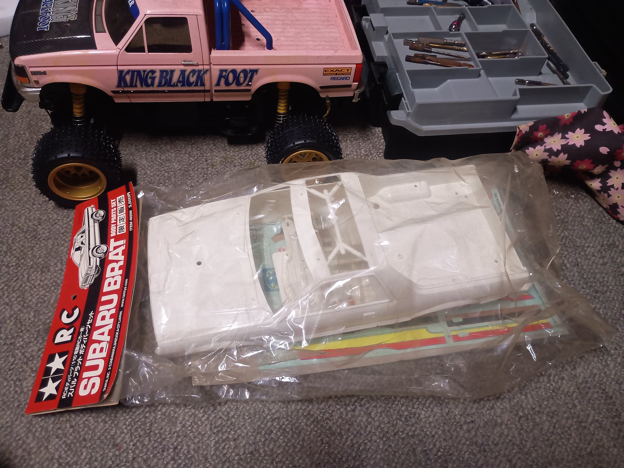 タミヤ　TAMIYA　スバル・ブラットスペアボディ（オマケ付き） Amazon.co.jp: TAMIYA 1/10 スバル ブラット オフロードキット