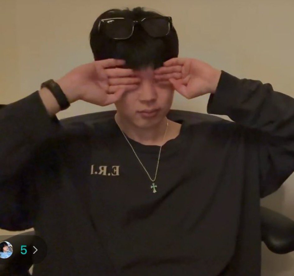 진짜 이렇게 힙한 액세서리하고 귀여운 짓 해도댐??힙합도 큐트로 승화시키는