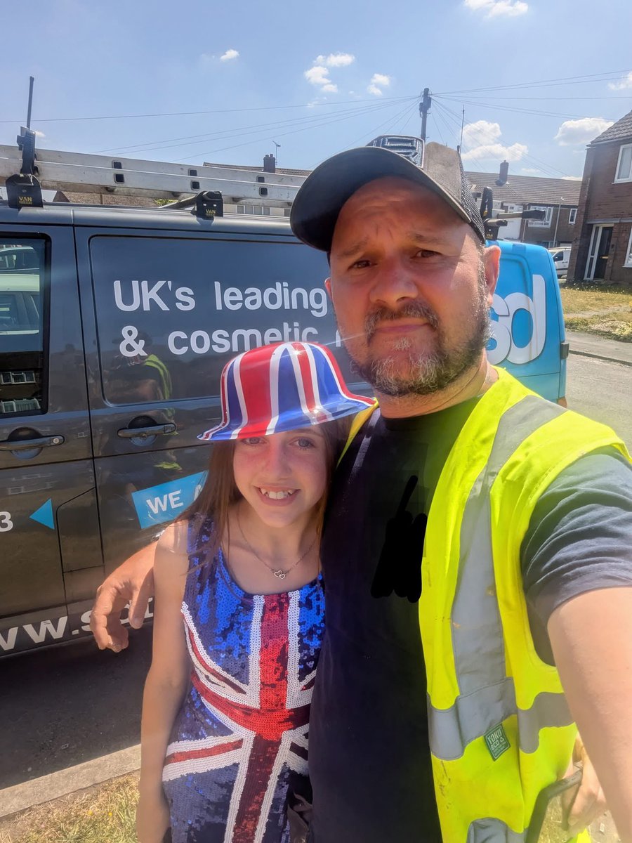 georgedmadgwick's tweet image. SHOCKING
Father Stuart Field says:-
On my way to collect my daughter from school
She's currently being made to sit at reception waiting for me.
The reason?
It's cultural diversity day at school where children can wear clothing representing their culture and write a speech…