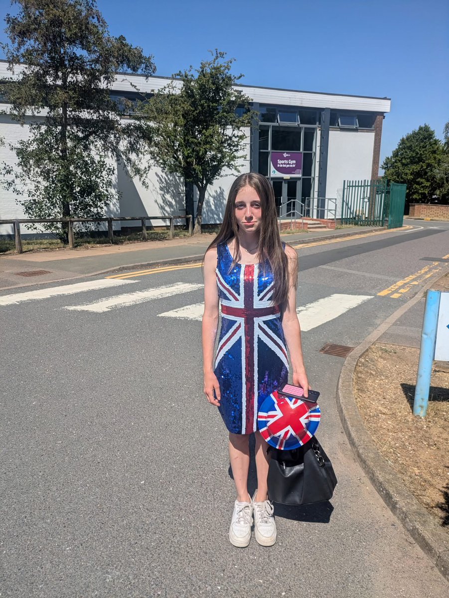 georgedmadgwick's tweet image. SHOCKING
Father Stuart Field says:-
On my way to collect my daughter from school
She's currently being made to sit at reception waiting for me.
The reason?
It's cultural diversity day at school where children can wear clothing representing their culture and write a speech…
