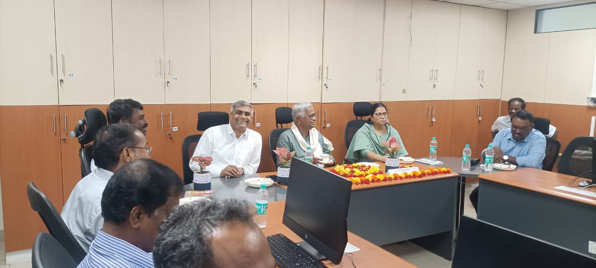 kdabengaluru's tweet photo. ಜನಗಣತಿ ಕಾರ್ಯಾಚರಣೆ ನಿರ್ದೇಶನಾಲಯ, ದೊಮ್ಮಲೂರು, ಬೆಂಗಳೂರು ಇಲ್ಲಿ ಕರ್ತವ್ಯ ನಿರ್ವಹಿಸುತ್ತಿರುವ ಕನ್ನಡೇತರ ಅಧಿಕಾರಿಗಳು ಹಾಗೂ ಸಿಬ್ಬಂದಿಗಳಿಗೆ ಕನ್ನಡ ಭಾಷೆಯನ್ನು ಕಲಿಯಲು ಅನುವಾಗುವಂತೆ ಕನ್ನಡ ಕಲಿಕಾ ಕೇಂದ್ರವನ್ನು ಇಂದು ಉದ್ಘಾಟಿಸಲಾಯಿತು.

#ಕನ್ನಡ_ಕಲಿಕಾ_ಕೇಂದ್ರ 
#ಜನಗಣತಿ_ಕಾರ್ಯಾಚರಣೆ_ನಿರ್ದೇಶನಾಲಯ https://t.co/d2Oqc6JUoB