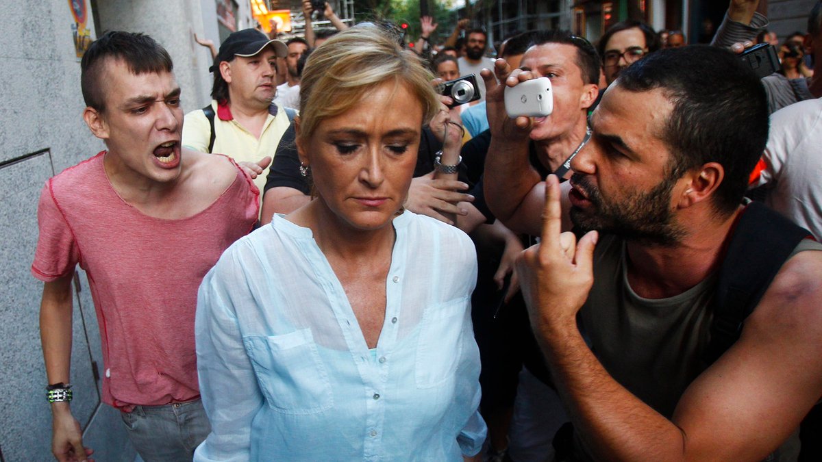 La turba que lincha con aparente motivo o sin él, sea cual sea, ahora o en la larga historia de la Humanidad, nunca está formada por moros o cristianos, fascistas o demócratas, rojos o azules, sino por quienes se amparan en el número para desahogar su vileza y su infamia.