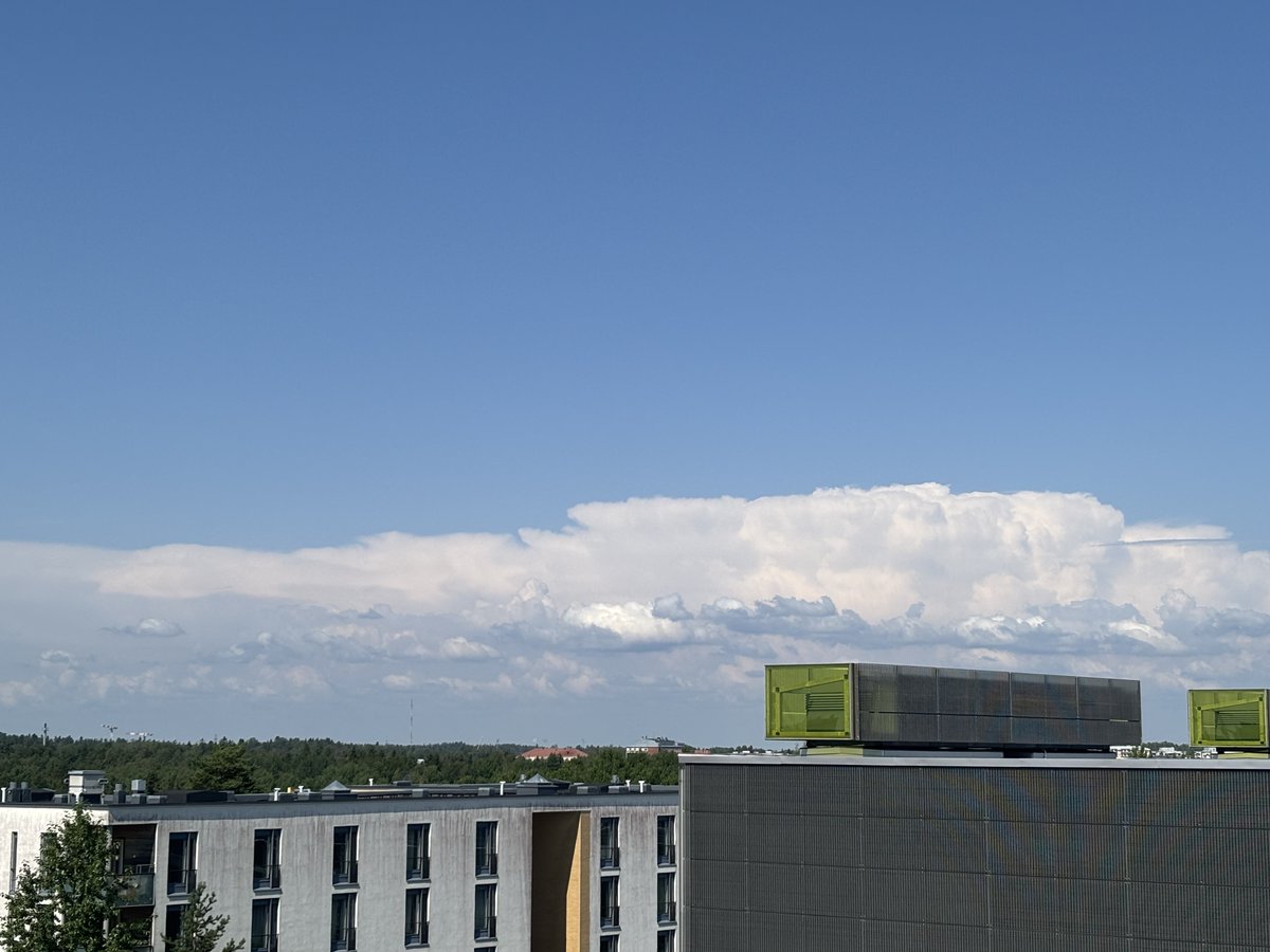 meteorologit's tweet image. Helsingin Kumpulasta nähdään tänään paljain silmin Lahteen asti! Kuuropilvet ulottuvat hieman tavanomaista korkeammalle ilmakehässä (noin 12 km asti), joten kuvassa näkyvät sade- ja ukkoskuuropilvet ovat havaintojen mukaan Lahdessa saakka. #ukkonen #kesä