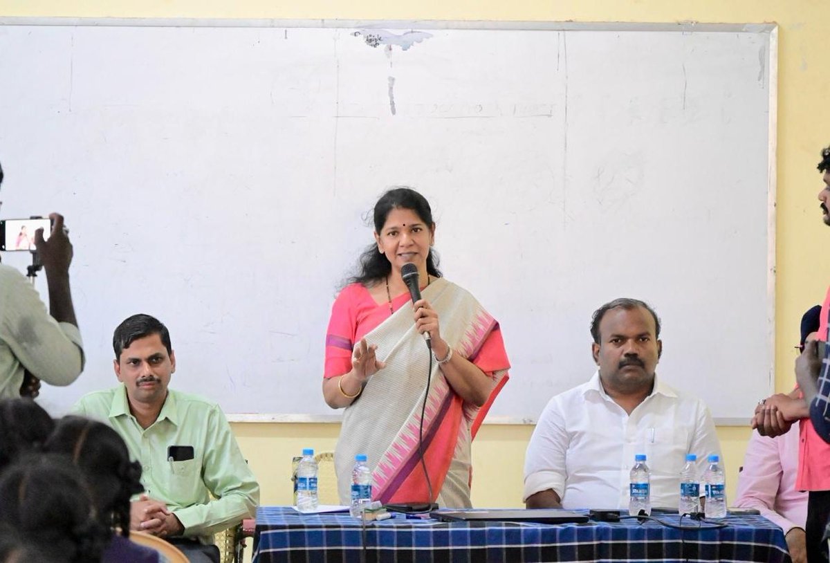 KanimozhiDMK's tweet image. தூத்துக்குடி ஸ்ரீவைகுண்டம், வல்லநாடு மாதிரிப் பள்ளியில், மாணவர்களின் திறன் மேம்பாட்டிற்க்கான கட்டணமில்லா AI பயிற்சித் திட்டத்தை இன்று தொடங்கி வைத்தேன்.
இந்நிகழ்வில் சட்டமன்ற உறுப்பினர் திரு. @shunmugaiah_mla, மேயர் திரு. @Jeganperiyasami, மாவட்ட ஆட்சியர் திரு. இளம்பகவத்…