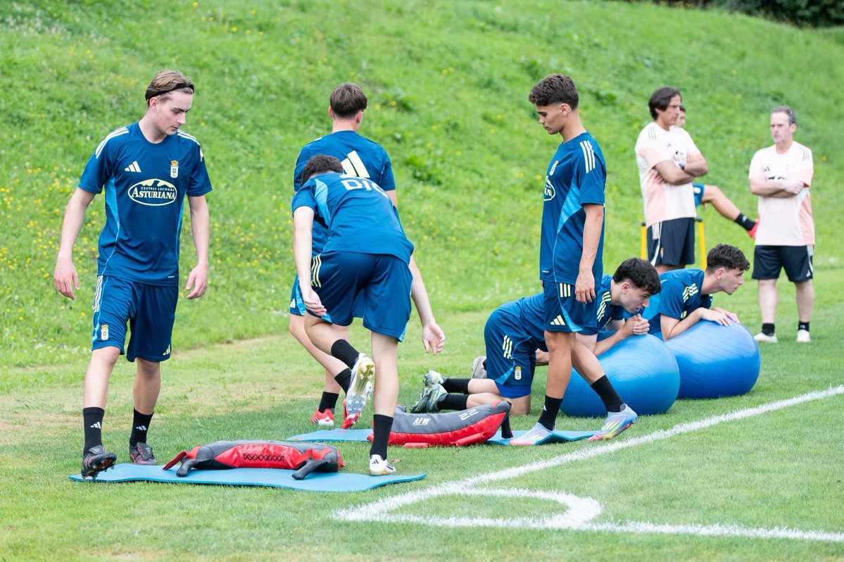 Cantera1926's tweet image. ¡𝐄𝐬𝐭𝐚𝐦𝐨𝐬 𝐝𝐞 𝐯𝐮𝐞𝐥𝐭𝐚!⚽️💙
#RealOviedoVetusta
#CanteraRO
#RealOviedo 🔵⚪️