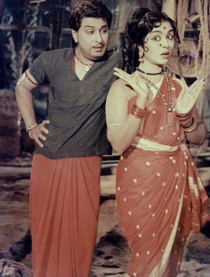 dsumankittur's tweet photo. ತಮಿಳು ಅಭಿಮಾನಿಗಳು ಬಿ. ಸರೋಜಾದೇವಿಯವರನ್ನು ಪ್ರೀತಿಯಿಂದ ಕರೆಯುತ್ತಿದ್ದುದ್ದು ಕನ್ನಡತ ಪೈಂಕಿಲಿ ಅಂತ. ಅಂದರೆ, ಕನ್ನಡದ ಅರಗಿಣಿ ಅಂತ ಅರ್ಥ. ನಿಜವಾಗಿಯೂ ಸರೋಜಮ್ಮ ಅರಗಿಣಿಯೆ ಆಗಿದ್ದರು☺️

#BSarojaDevi 
#ripbsarojadevi https://t.co/pshsgFqGKc