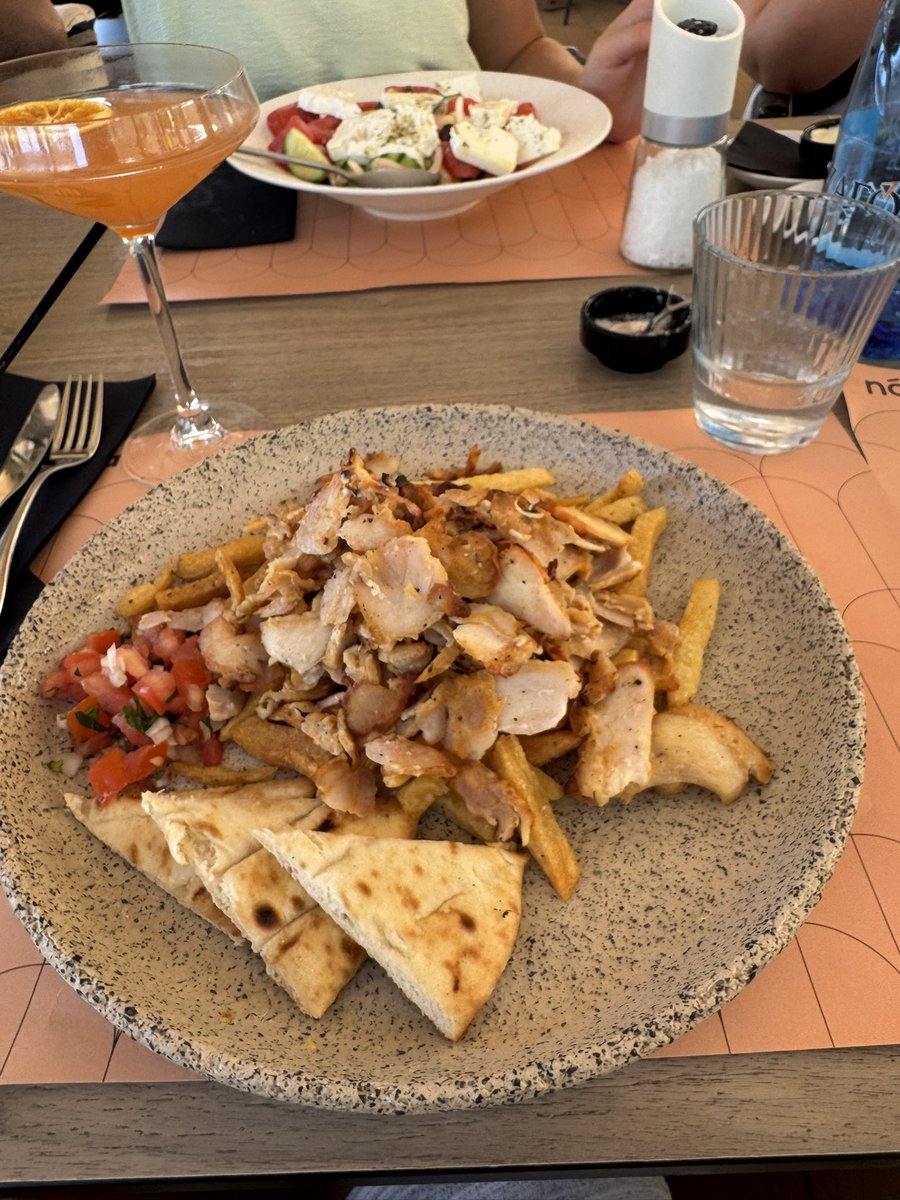 Thanks <a href="/EvanFourmizz/">Evan Fournier</a> pour le gyros 🔥