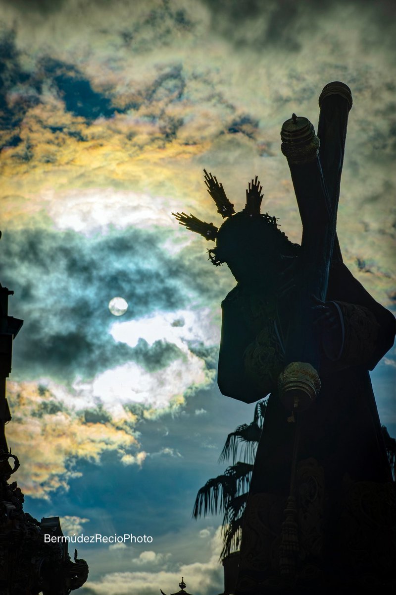 Nuestro Padre Jesús Nazareno de Viñeros en la tarde del Jueves Santo de 2025. 
<a href="/correonistas/">Hermandad Sacramental de Viñeros</a> 
<a href="/AMSanLorenzo/">San Lorenzo Mártir</a> 
📷 <a href="/BermudezRecio/">BERMÚDEZ RECIO FOTOGRAFÍA</a> #MalagaEterna #CofradiasMLG