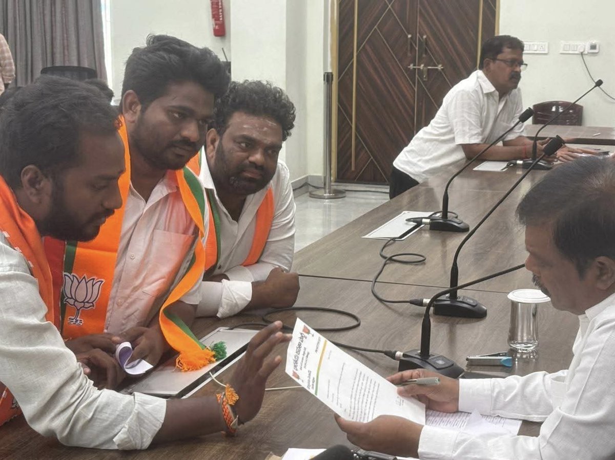 BJP Nellore Parliament (@bjp4nellore) on Twitter photo నెల్లూరు నగరం లోని స్టోన్హౌస్ పేట,వెంకటేశ్వరపురం మండలలో వున సమస్యలను గ్రీవెన్స్ దృష్టికి తీసుకొని వెలిన స్టోన్హౌస్ పేట మండల అధ్యక్షులు <a href="/KosuruVenkatas1/">Kosuru Venkata Sudheer</a> గారు మరియు వెంకటేశ్వరపురం మండల అధ్యక్షులు వెంకటేశ్ గారు... నెల్లూరు నగరం లోని స్టోన్హౌస్ పేట,వెంకటేశ్వరపురం మండలలో వున సమస్యలను గ్రీవెన్స్ దృష్టికి తీసుకొని వెలిన స్టోన్హౌస్ పేట మండల అధ్యక్షులు <a href="/KosuruVenkatas1/">Kosuru Venkata Sudheer</a> గారు మరియు వెంకటేశ్వరపురం మండల అధ్యక్షులు వెంకటేశ్ గారు...