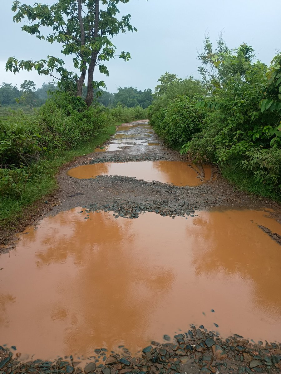 डुमरिया प्रखंड के अंतर्गत ग्राम मंदा से सातबखरा तक आने-आने वाली मुख्य सड़क पीछले 10-15 वर्षों से निर्माण कार्य का कोई पहल नहीं किया गया है, लोगों तथा विद्यार्थियों को आने-जाने में काफी दिक्कतों का सामना करना पड़ता है । <a href="/HemantSorenJMM/">Hemant Soren</a>
<a href="/DCEastSinghbhum/">DC EastSinghbhum</a>
