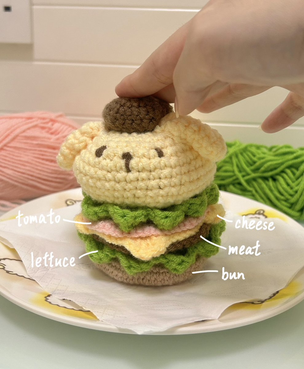 pompom__hk's tweet photo. Pompompurin hamburger🍔🧶🧶🧶🪡

前嗰排上網見到有人織kitty 版嘅漢堡包
所以就諗住自己整返一個布甸狗版😆

玩咗crochet一個月終於學識點樣淨係跟住pattern，唔使睇住Youtube片先織到
好感動🥹

#ポムポムプリン #crochet https://t.co/ShEhLsXFDF
