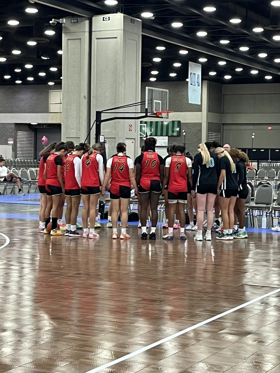 Prayers with your opponent. The love 💕 of basketball #NoFear #Run4Roses