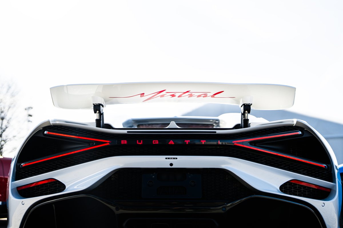 Bugatti's tweet image. Three W16 MISTRALs, painted in the colors of the French flag – blue, white, and red.
A tribute to the brand’s origins.
#BUGATTI #BASTILLEDAY #BUGATTIMistral
–
bugatti.link/consumption