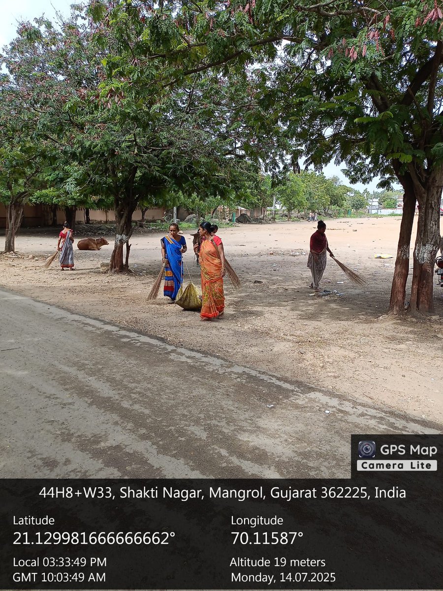 MangrolNagarpa1's tweet photo. આજ રોજ તા.૧૪-૭-૨૫ માંગરોળ નગરપાલિકા દ્વારા સફાઈ અપનાવો બિમારી ભગાવો અભિયાન અતર્ગત મેઇન રોડ સફાઈ અને અને દવા છંટકાવ કામગીરી હાથ ધરવામાં આવેલ
@RcmBhavnagar
@collectorjunag
@EnvironmentEng3
@sbmugujarat https://t.co/OrcnMOzJES