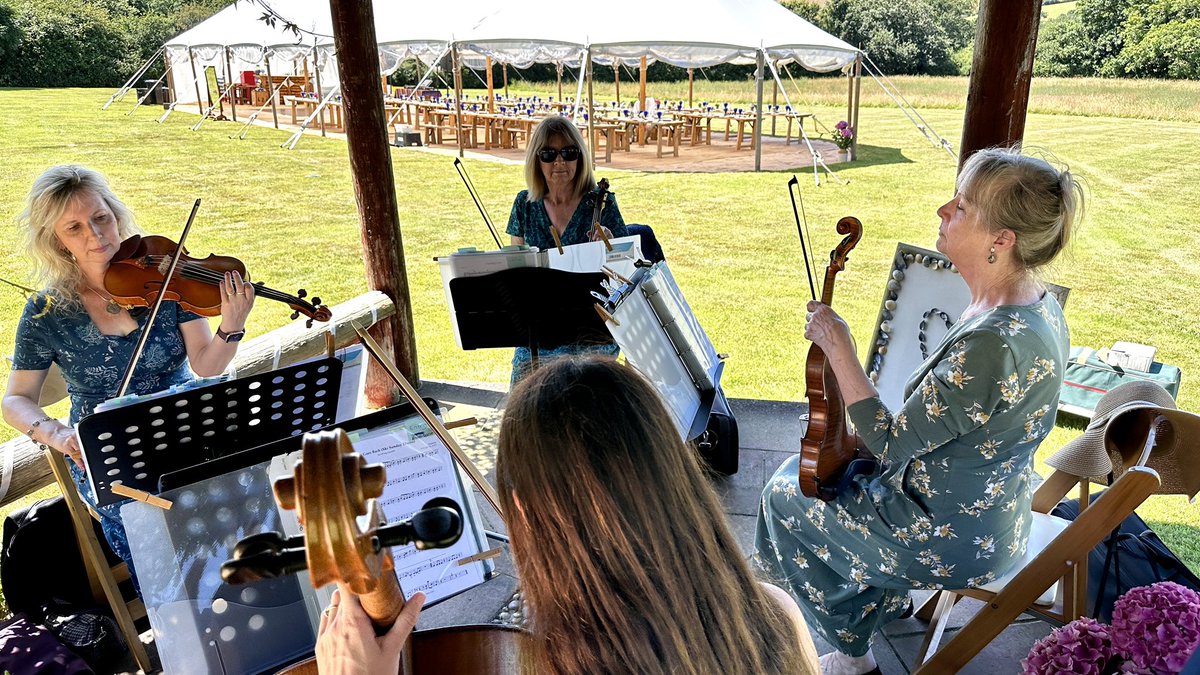 classicstrings's tweet image. Our Quartet played at Carkief Farm and the summer heat was on! I arranged the music from ‘Ski Sunday’ for our lovely couple to make a cool entry to the ceremony! 🎻
#cornwallwedding