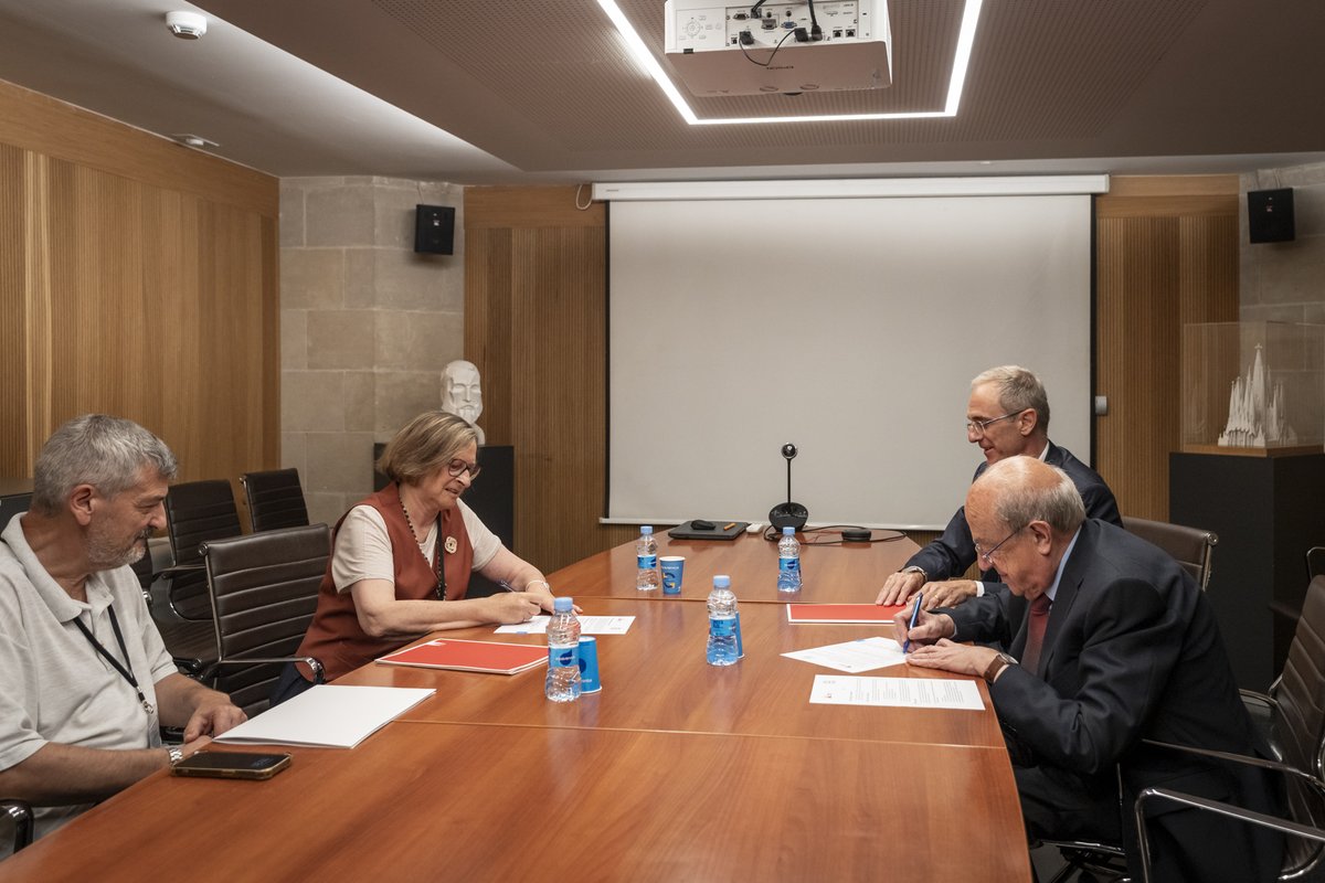 La Sagrada Família (@sagradafamilia) on Twitter photo La Sagrada Família signa un conveni amb la Fundació Catalunya La Pedrera (<a href="/FCLP_Fundacio/">Fundació Catalunya La Pedrera</a>) per difondre conjuntament la vida i obra de l’arquitecte Antoni #Gaudí.
Al llarg dels propers tres anys, es duran a terme intercanvis d'exposicions temporals, préstecs i dipòsits de peces La Sagrada Família signa un conveni amb la Fundació Catalunya La Pedrera (<a href="/FCLP_Fundacio/">Fundació Catalunya La Pedrera</a>) per difondre conjuntament la vida i obra de l’arquitecte Antoni #Gaudí.
Al llarg dels propers tres anys, es duran a terme intercanvis d'exposicions temporals, préstecs i dipòsits de peces