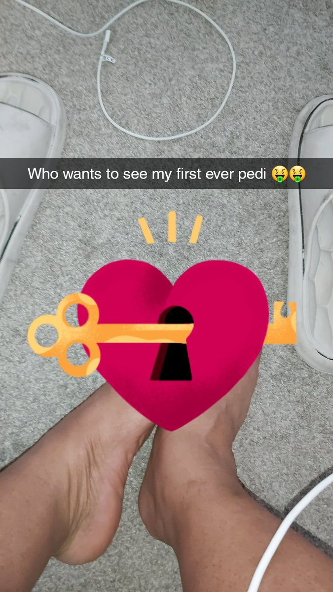 Who wants to see my first ever pedi? 🤑