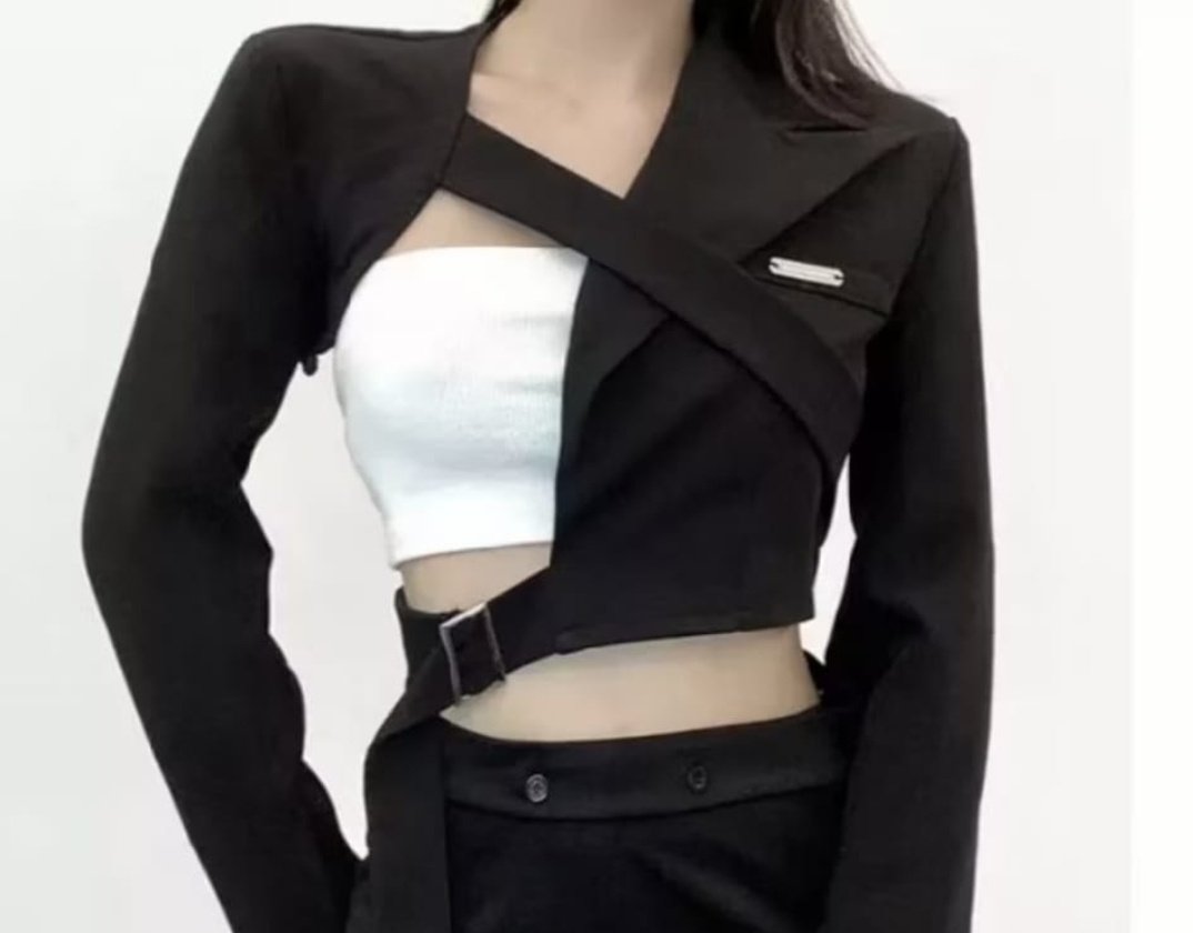 roseucrl's tweet image. hii ada yang minat baju kayak gini? aku jual 45k aja baru dipake sekali buat dance